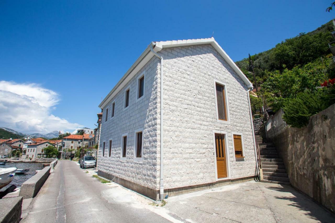 Romeo And Juliet Apartments Tivat Exterior photo